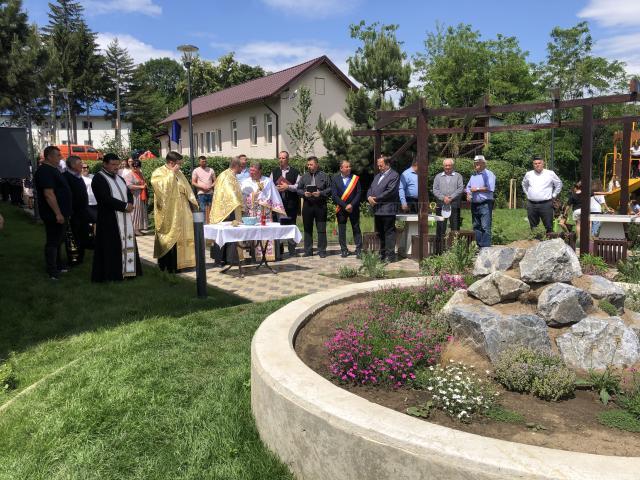 Copiii și tinerii din Liteni au primit cadou de 1 iunie o școală nouă și un parc nou