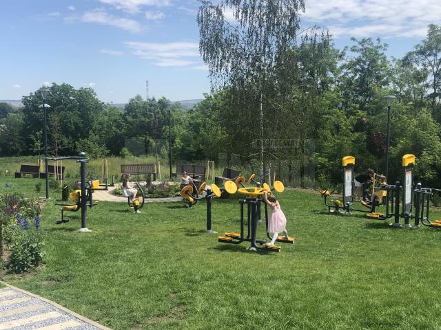 Copiii și tinerii din Liteni au primit cadou de 1 iunie o școală nouă și un parc nou