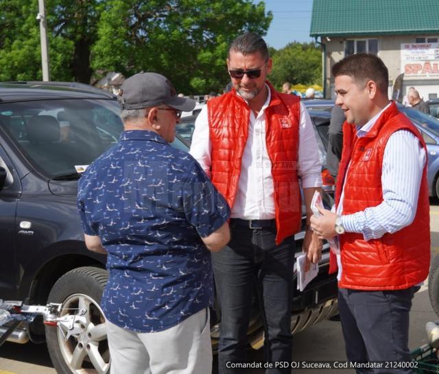 Gheorghe Șoldan și Traian Andronachi, în campanie la târgul auto din Rădăuți