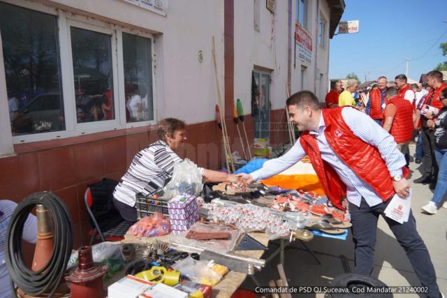 Gheorghe Șoldan și Traian Andronachi, în campanie la târgul auto din Rădăuți