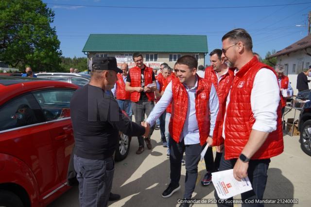 Gheorghe Șoldan și Traian Andronachi, în campanie la târgul auto din Rădăuți