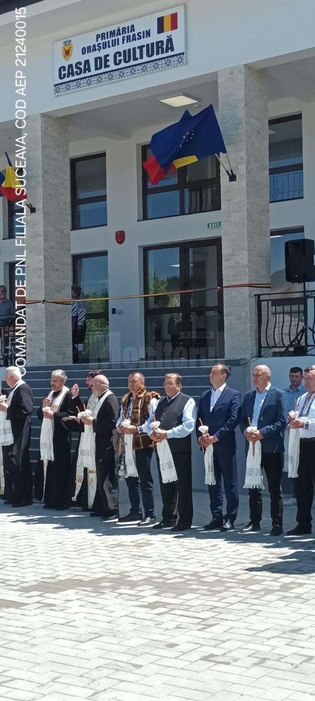 Flutur și primarul din Frasin, Marinel Bălan, au inaugurat noua Casă de Cultură din oraș