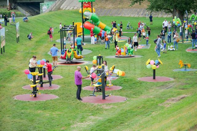 Loc de joacă modern, inaugurat de Ziua Copilului în zona de agrement de pe malul Sucevei