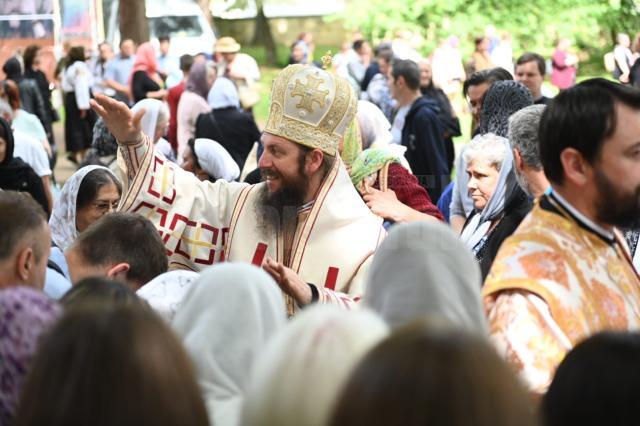 Sute de copii, părinți, profesori au participat sâmbătă la acțiunile organizate la Mănăstirea „Sfântul Ioan cel Nou de la Suceava”. Foto artistul