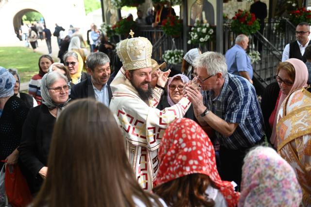 Sute de copii, părinți, profesori au participat sâmbătă la acțiunile organizate la Mănăstirea „Sfântul Ioan cel Nou de la Suceava”. Foto artistul