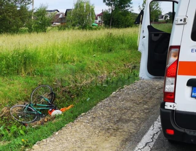 Un biciclist a murit după un accident în care au mai fost implicate două autovehicule