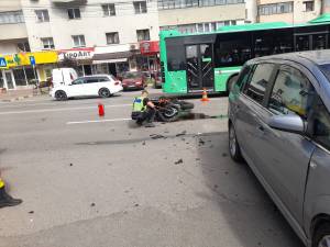 Motociclist rănit grav în Suceava de o șoferiță care a virat stânga fără să se asigure