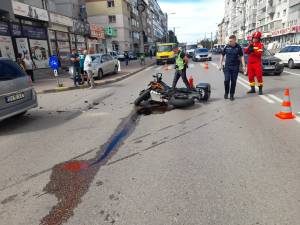 Motociclist rănit grav în Suceava de o șoferiță care a virat stânga fără să se asigure