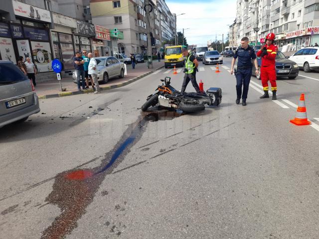 Motociclist rănit grav în Suceava de o șoferiță care a virat stânga fără să se asigure