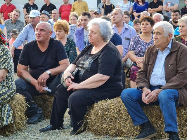 Inedită întrunire electorală la Ițcani, cu baloți de paie folosiți pe post de „fotolii de vară”