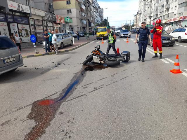 Motociclist rănit grav în Suceava de o șoferiță care a virat stânga fără să se asigure