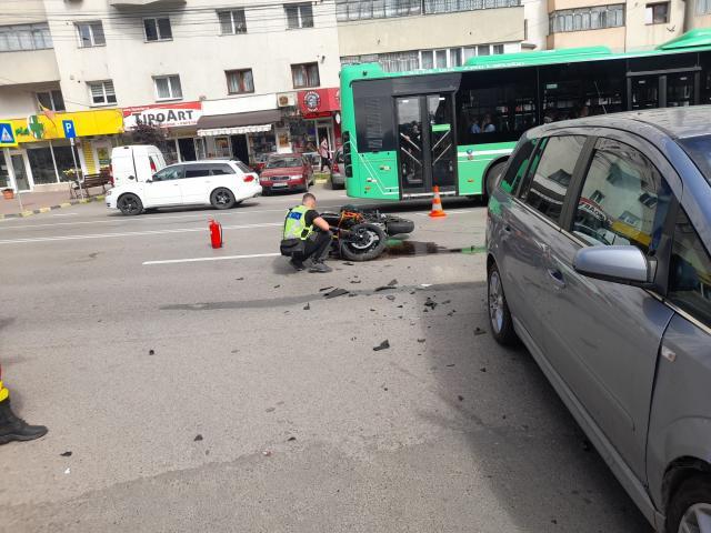 Motociclist rănit grav în Suceava de o șoferiță care a virat stânga fără să se asigure