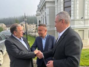 Nicolae Ciucă și Gheorghe Flutur alături de viceprimarul PNL al municipiului Vatra Dornei, Marius Rîpan