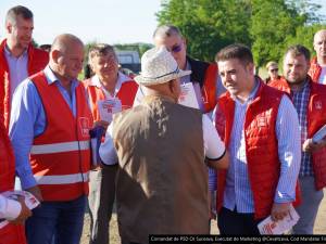 Gheorghe Șoldan și candidatul PSD pentru Primăria Dolhasca Mircea Mihai au discutat cu oamenii prezenți în piața din acest oraș