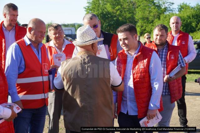 Gheorghe Șoldan și candidatul PSD pentru Primăria Dolhasca Mircea Mihai au discutat cu oamenii prezenți în piața din acest oraș