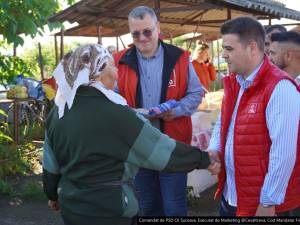 Gheorghe Șoldan și candidatul PSD pentru Primăria Dolhasca Mircea Mihai au discutat cu oamenii prezenți în piața din acest oraș