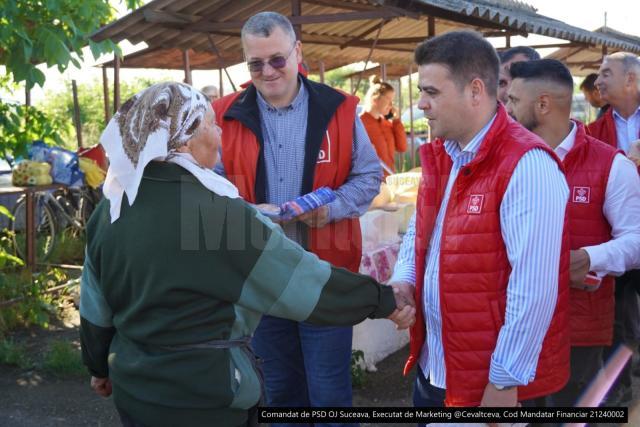 Gheorghe Șoldan și candidatul PSD pentru Primăria Dolhasca Mircea Mihai au discutat cu oamenii prezenți în piața din acest oraș