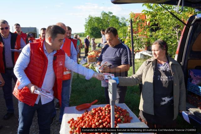 Gheorghe Șoldan și candidatul PSD pentru Primăria Dolhasca Mircea Mihai au discutat cu oamenii prezenți în piața din acest oraș