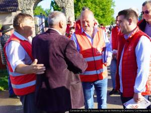 Gheorghe Șoldan și candidatul PSD pentru Primăria Dolhasca Mircea Mihai au discutat cu oamenii prezenți în piața din acest oraș