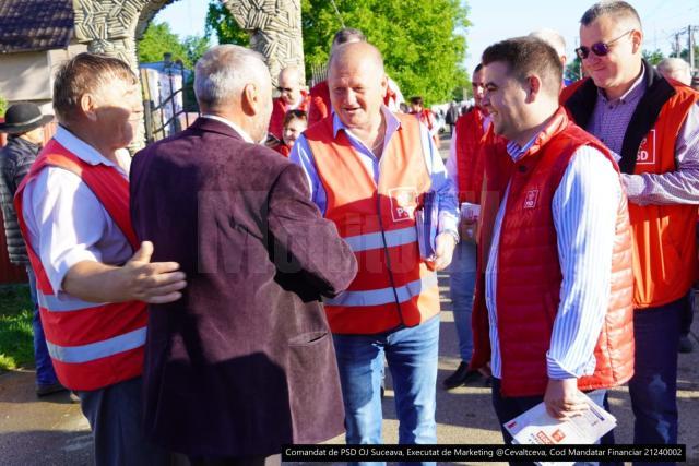 Gheorghe Șoldan și candidatul PSD pentru Primăria Dolhasca Mircea Mihai au discutat cu oamenii prezenți în piața din acest oraș