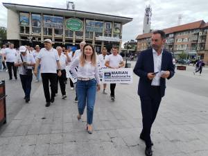 Membrii și susținătorii partidelor din Alianța Dreapta Unită au participat la un marș de susținere a candidaturii lui Marian Andronache pentru Primăria Suceava