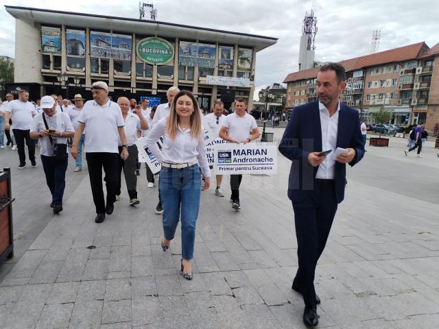 Membrii și susținătorii partidelor din Alianța Dreapta Unită au participat la un marș de susținere a candidaturii lui Marian Andronache pentru Primăria Suceava