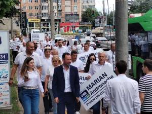 Membrii și susținătorii partidelor din Alianța Dreapta Unită au participat la un marș de susținere a candidaturii lui Marian Andronache pentru Primăria Suceava