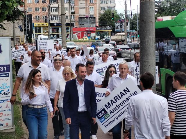 Membrii și susținătorii partidelor din Alianța Dreapta Unită au participat la un marș de susținere a candidaturii lui Marian Andronache pentru Primăria Suceava