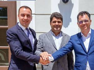 Gheorghe Apetrii alături de miniștrii Ștefan Radu Oprea și Bogdan Ivan