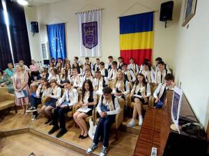Elevii clasei a VIII-a A ai Colegiului Național Stefan cel Mare, împreună cu profesorul Diriginte Daria Mariginean