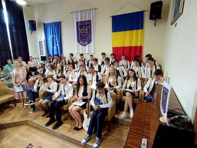 Elevii clasei a VIII-a A ai Colegiului Național Stefan cel Mare, împreună cu profesorul Diriginte Daria Mariginean