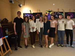 Studenții care au expus lucrările şi coordonatoarea lor, drd. Emanuela Motrescu