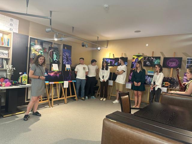 Studenții care au expus lucrările şi coordonatoarea lor, drd. Emanuela Motrescu