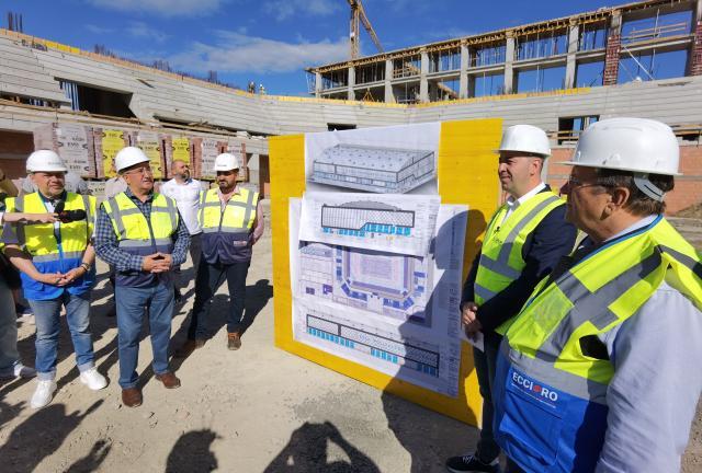 Primarul Ion Lungu, cu președintele CJ, Gheorghe Flutur, deputatul Ioan Bălan și viceprimarul Lucian Harșovschi, pe șantierul Sălii Polivalente Suceava