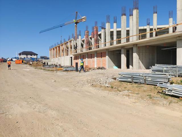 Pentru neregulile găsite în șantierul din imagine au fost aplicate două amenzi