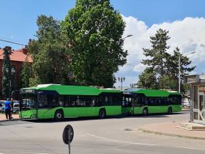 Două autobuze pot staționa acum în alveola creată în fața Gării, fără a încurca traficul rutier