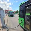 În stația de așteptare de la Gară (care e și capăt de linie) au fost montate și stație de încărcare pentru autobuzele electrice, ceea ce duce uneori la blocarea spațiului respectiv, pentru un timp