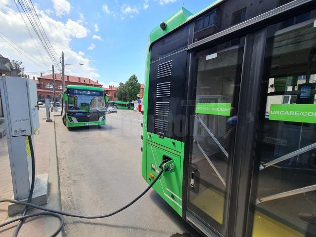În stația de așteptare de la Gară (care e și capăt de linie) au fost montate și stație de încărcare pentru autobuzele electrice, ceea ce duce uneori la blocarea spațiului respectiv, pentru un timp
