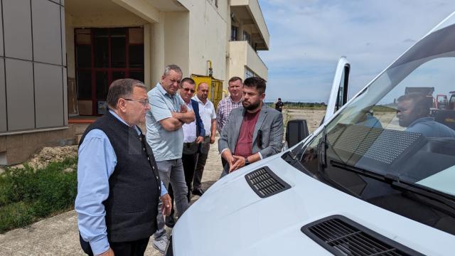 Gheorghe Flutur a participat la recepția a 26 de microbuze școlare electrice pentru transportul elevilor din județ