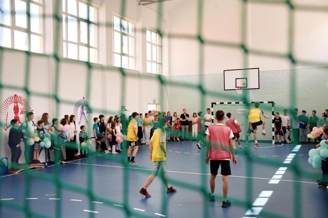 Sala de sport a Școlii Gimnaziale Nr. 1 Vicovu de Sus, inaugurată în prezența a sute de elevi