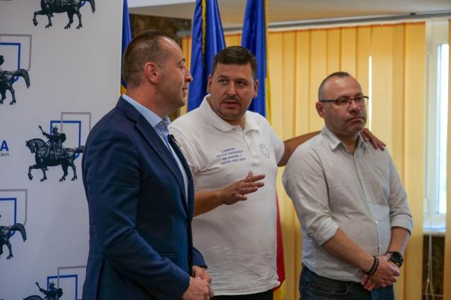 Zeci de sportivi suceveni și profesorii acestora au fost premiați vineri de municipalitatea suceveană, cu sume cuprinse între 500 și 1000 de lei de fiecare, pentru performanțele sportive obținute