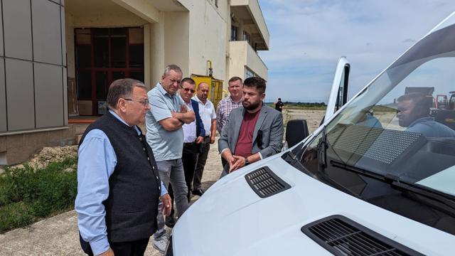 Gheorghe Flutur a participat la recepția a 26 de microbuze școlare electrice pentru transportul elevilor din județ