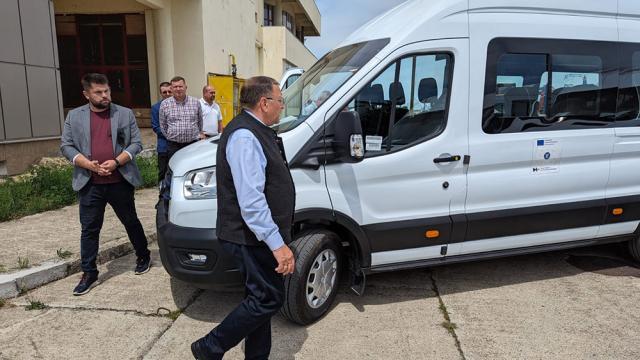 Gheorghe Flutur a participat la recepția a 26 de microbuze școlare electrice pentru transportul elevilor din județ