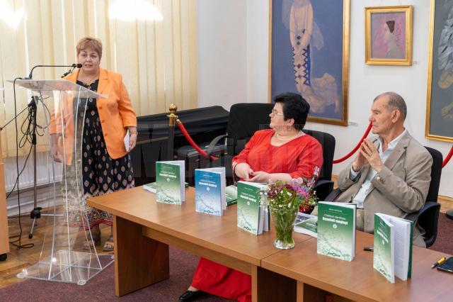 „Călătorii identitare. Românii megieși”, volumul al II-lea, semnat de Mihai Nicolae, lansat la Biblioteca Bucovinei. Foto Mihai Grosu