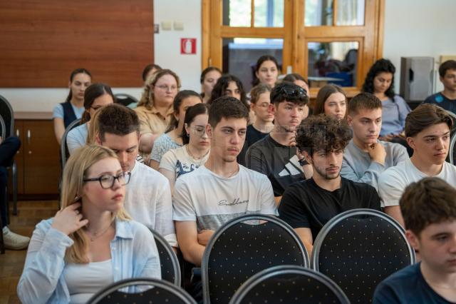 „Călătorii identitare. Românii megieși”, volumul al II-lea, semnat de Mihai Nicolae, lansat la Biblioteca Bucovinei. Foto Mihai Grosu