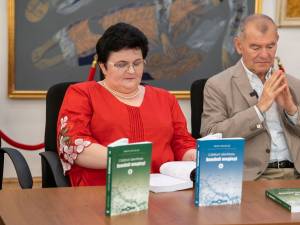 „Călătorii identitare. Românii megieși”, volumul al II-lea, semnat de Mihai Nicolae, lansat la Biblioteca Bucovinei. Foto Mihai Grosu