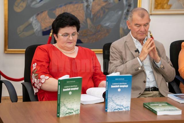 „Călătorii identitare. Românii megieși”, volumul al II-lea, semnat de Mihai Nicolae, lansat la Biblioteca Bucovinei. Foto Mihai Grosu