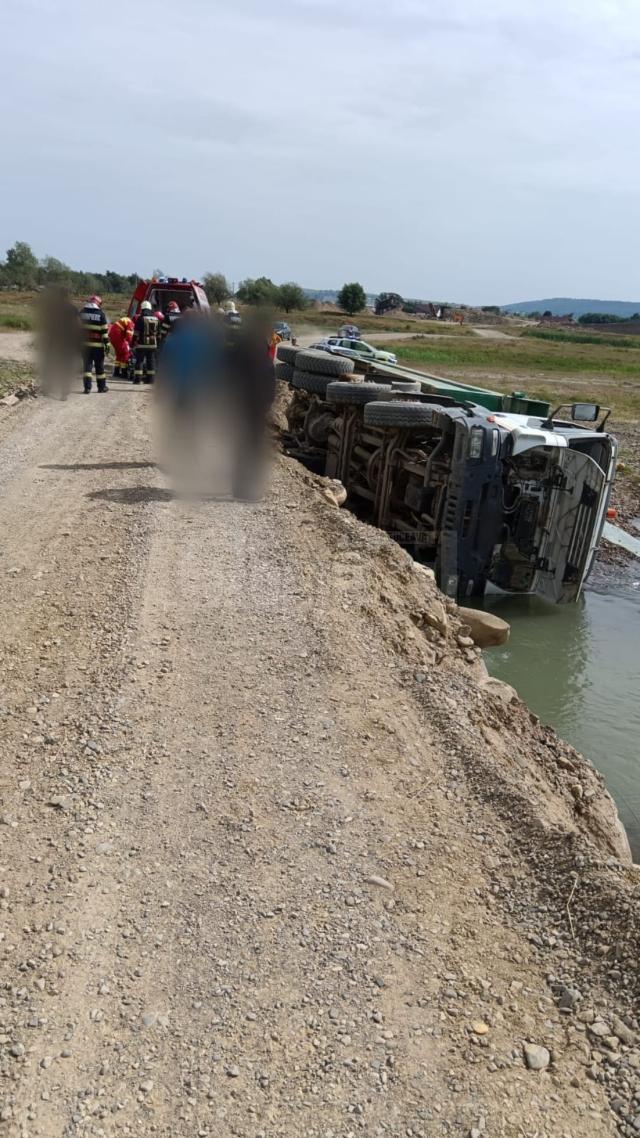 Camion răsturnat pe un pod provizoriu de la Slobozia Sucevei