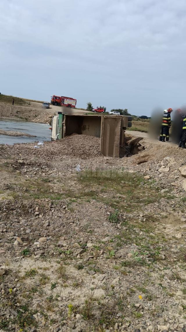 Camion răsturnat pe un pod provizoriu de la Slobozia Sucevei