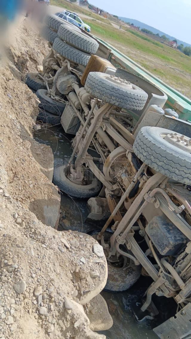 Camion răsturnat pe un pod provizoriu de la Slobozia Sucevei